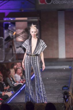 Bir modeli pist yararına defile Shuzz organizasyon Seminole Hotel and Casino'da Coconut Creek, Florida üzerinde 15 Mart 2018 sırasında İngiliz tasarımcı Gomez-Gracia için yürüyor