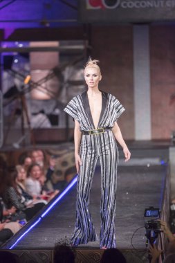 Bir modeli pist yararına defile Shuzz organizasyon Seminole Hotel and Casino'da Coconut Creek, Florida üzerinde 15 Mart 2018 sırasında İngiliz tasarımcı Gomez-Gracia için yürüyor