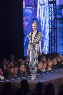 Bir modeli pist yararına defile Shuzz organizasyon Seminole Hotel and Casino'da Coconut Creek, Florida üzerinde 15 Mart 2018 sırasında İngiliz tasarımcı Gomez-Gracia için yürüyor