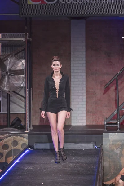 Bir modeli pist yararına defile Shuzz organizasyon Seminole Hotel and Casino'da Coconut Creek, Florida üzerinde 15 Mart 2018 sırasında İngiliz tasarımcı Gomez-Gracia için yürüyor