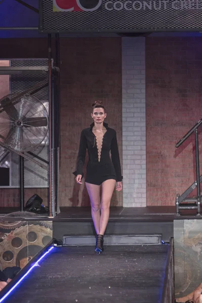 Bir modeli pist yararına defile Shuzz organizasyon Seminole Hotel and Casino'da Coconut Creek, Florida üzerinde 15 Mart 2018 sırasında İngiliz tasarımcı Gomez-Gracia için yürüyor