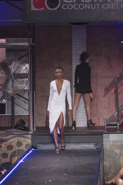 Bir modeli pist yararına defile Shuzz organizasyon Seminole Hotel and Casino'da Coconut Creek, Florida üzerinde 15 Mart 2018 sırasında İngiliz tasarımcı Gomez-Gracia için yürüyor