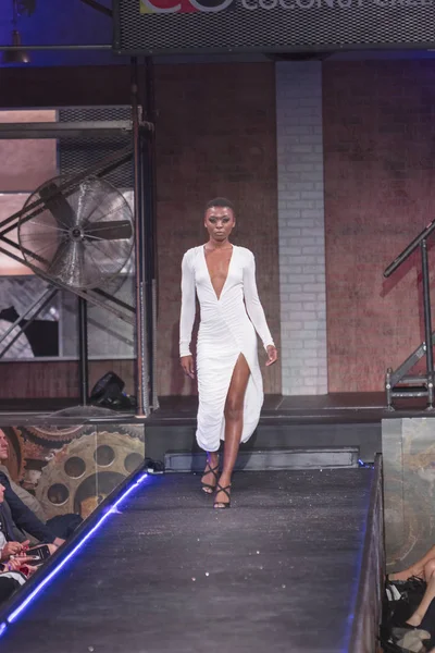 Bir modeli pist yararına defile Shuzz organizasyon Seminole Hotel and Casino'da Coconut Creek, Florida üzerinde 15 Mart 2018 sırasında İngiliz tasarımcı Gomez-Gracia için yürüyor