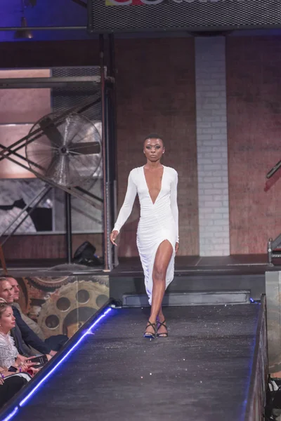 Bir modeli pist yararına defile Shuzz organizasyon Seminole Hotel and Casino'da Coconut Creek, Florida üzerinde 15 Mart 2018 sırasında İngiliz tasarımcı Gomez-Gracia için yürüyor