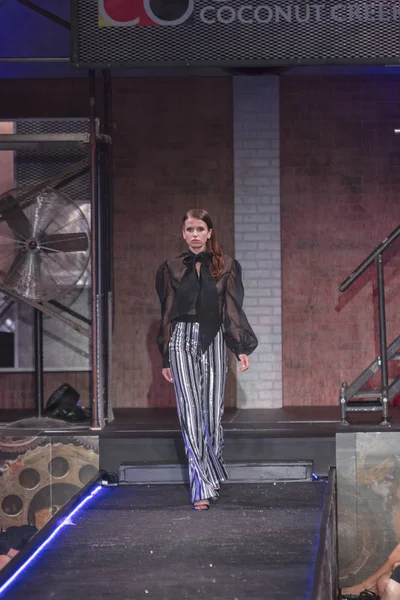 Bir modeli pist yararına defile Shuzz organizasyon Seminole Hotel and Casino'da Coconut Creek, Florida üzerinde 15 Mart 2018 sırasında İngiliz tasarımcı Gomez-Gracia için yürüyor