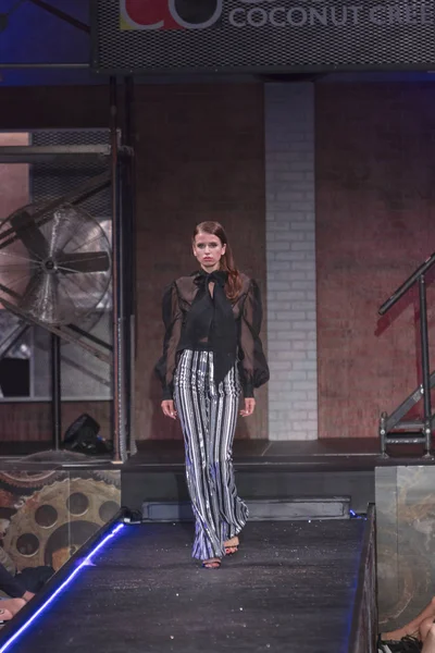 Bir modeli pist yararına defile Shuzz organizasyon Seminole Hotel and Casino'da Coconut Creek, Florida üzerinde 15 Mart 2018 sırasında İngiliz tasarımcı Gomez-Gracia için yürüyor