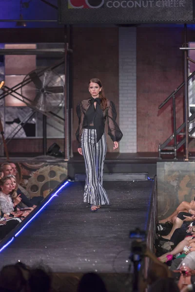 Bir modeli pist yararına defile Shuzz organizasyon Seminole Hotel and Casino'da Coconut Creek, Florida üzerinde 15 Mart 2018 sırasında İngiliz tasarımcı Gomez-Gracia için yürüyor