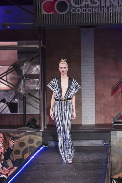 Bir modeli pist yararına defile Shuzz organizasyon Seminole Hotel and Casino'da Coconut Creek, Florida üzerinde 15 Mart 2018 sırasında İngiliz tasarımcı Gomez-Gracia için yürüyor