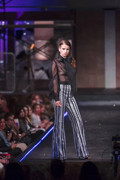 Bir modeli pist yararına defile Shuzz organizasyon Seminole Hotel and Casino'da Coconut Creek, Florida üzerinde 15 Mart 2018 sırasında İngiliz tasarımcı Gomez-Gracia için yürüyor