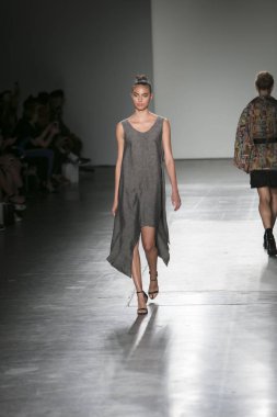 Bir modeli pist Nyfw bahar yaz 2018 sırasında Konseyi, kalkınan Amerikan moda tasarımcıları Mikelsen Pier 59 Studios New York'ta 10 Eylül 2017 üzerinde featuring Caafd için yürüyor