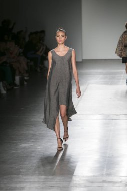 Bir modeli pist Nyfw bahar yaz 2018 sırasında Konseyi, kalkınan Amerikan moda tasarımcıları Mikelsen Pier 59 Studios New York'ta 10 Eylül 2017 üzerinde featuring Caafd için yürüyor
