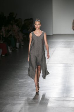 Bir modeli pist Nyfw bahar yaz 2018 sırasında Konseyi, kalkınan Amerikan moda tasarımcıları Mikelsen Pier 59 Studios New York'ta 10 Eylül 2017 üzerinde featuring Caafd için yürüyor
