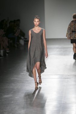 Bir modeli pist Nyfw bahar yaz 2018 sırasında Konseyi, kalkınan Amerikan moda tasarımcıları Mikelsen Pier 59 Studios New York'ta 10 Eylül 2017 üzerinde featuring Caafd için yürüyor