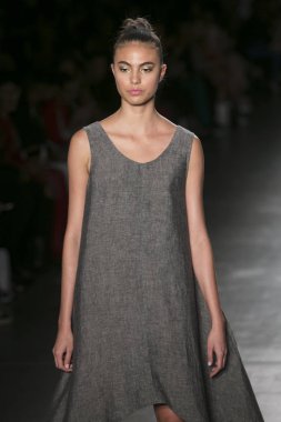 Bir modeli pist Nyfw bahar yaz 2018 sırasında Konseyi, kalkınan Amerikan moda tasarımcıları Mikelsen Pier 59 Studios New York'ta 10 Eylül 2017 üzerinde featuring Caafd için yürüyor