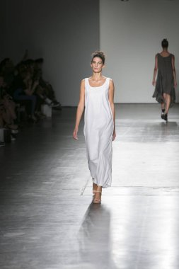 Bir modeli pist Nyfw bahar yaz 2018 sırasında Konseyi, kalkınan Amerikan moda tasarımcıları Mikelsen Pier 59 Studios New York'ta 10 Eylül 2017 üzerinde featuring Caafd için yürüyor