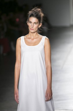 Bir modeli pist Nyfw bahar yaz 2018 sırasında Konseyi, kalkınan Amerikan moda tasarımcıları Mikelsen Pier 59 Studios New York'ta 10 Eylül 2017 üzerinde featuring Caafd için yürüyor