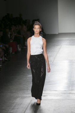 Bir modeli pist Nyfw bahar yaz 2018 sırasında Konseyi, kalkınan Amerikan moda tasarımcıları Mikelsen Pier 59 Studios New York'ta 10 Eylül 2017 üzerinde featuring Caafd için yürüyor