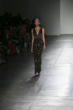 Bir modeli pist Nyfw bahar yaz 2018 sırasında Konseyi, kalkınan Amerikan moda tasarımcıları Mikelsen Pier 59 Studios New York'ta 10 Eylül 2017 üzerinde featuring Caafd için yürüyor