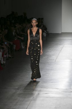 Bir modeli pist Nyfw bahar yaz 2018 sırasında Konseyi, kalkınan Amerikan moda tasarımcıları Mikelsen Pier 59 Studios New York'ta 10 Eylül 2017 üzerinde featuring Caafd için yürüyor