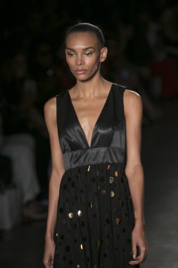 Bir modeli pist Nyfw bahar yaz 2018 sırasında Konseyi, kalkınan Amerikan moda tasarımcıları Mikelsen Pier 59 Studios New York'ta 10 Eylül 2017 üzerinde featuring Caafd için yürüyor