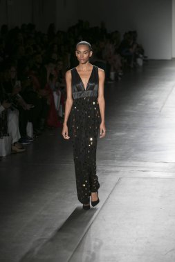 Bir modeli pist Nyfw bahar yaz 2018 sırasında Konseyi, kalkınan Amerikan moda tasarımcıları Mikelsen Pier 59 Studios New York'ta 10 Eylül 2017 üzerinde featuring Caafd için yürüyor