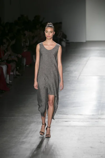 Modelo Caminha Pista Durante Verão Primavera 2018 Nyfw Para Council — Fotografia de Stock