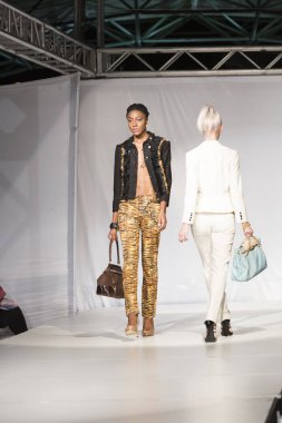 Bir modeli pist tasarımcısı Garry Destin için Fll moda haftasında yürür Huizenga Plaza Fort Lauderdale, Fl üzerinde 16 Mart 2018