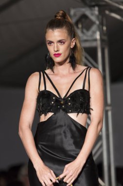 Bir modeli pist tasarımcısı Garry Desyin için Fll moda haftasında Huizenga Plaza Fort Fort Lauderdale içinde 17 Mart 2018 üzerinde yürür