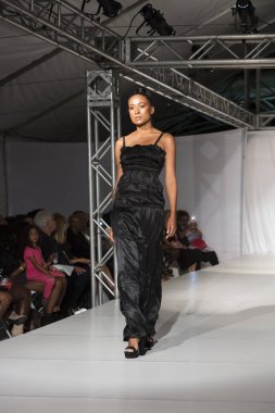 Bir modeli pist tasarımcısı Garry Desyin için Fll moda haftasında Huizenga Plaza Fort Fort Lauderdale içinde 17 Mart 2018 üzerinde yürür