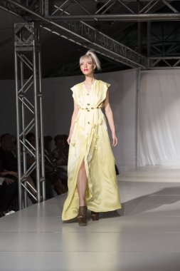 Bir modeli pist tasarımcısı Garry Desyin için Fll moda haftasında Huizenga Plaza Fort Fort Lauderdale içinde 17 Mart 2018 üzerinde yürür