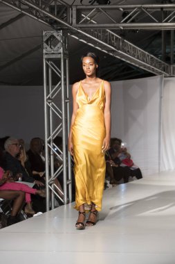 Bir modeli pist tasarımcısı Garry Desyin için Fll moda haftasında Huizenga Plaza Fort Fort Lauderdale içinde 17 Mart 2018 üzerinde yürür