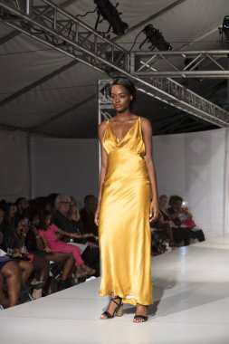 Bir modeli pist tasarımcısı Garry Desyin için Fll moda haftasında Huizenga Plaza Fort Fort Lauderdale içinde 17 Mart 2018 üzerinde yürür