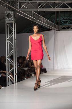 Bir modeli pist tasarımcısı Garry Desyin için Fll moda haftasında Huizenga Plaza Fort Fort Lauderdale içinde 17 Mart 2018 üzerinde yürür