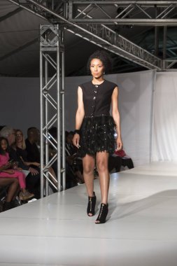 Bir modeli pist tasarımcısı Garry Desyin için Fll moda haftasında Huizenga Plaza Fort Fort Lauderdale içinde 17 Mart 2018 üzerinde yürür