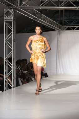 Bir modeli pist tasarımcısı Garry Desyin için Fll moda haftasında Huizenga Plaza Fort Fort Lauderdale içinde 17 Mart 2018 üzerinde yürür