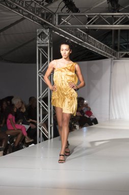 Bir modeli pist tasarımcısı Garry Desyin için Fll moda haftasında Huizenga Plaza Fort Fort Lauderdale içinde 17 Mart 2018 üzerinde yürür