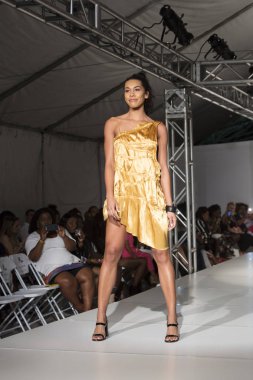 Bir modeli pist tasarımcısı Garry Desyin için Fll moda haftasında Huizenga Plaza Fort Fort Lauderdale içinde 17 Mart 2018 üzerinde yürür