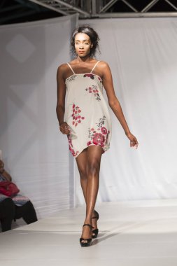 Bir modeli pist tasarımcısı Garry Desyin için Fll moda haftasında Huizenga Plaza Fort Fort Lauderdale içinde 17 Mart 2018 üzerinde yürür