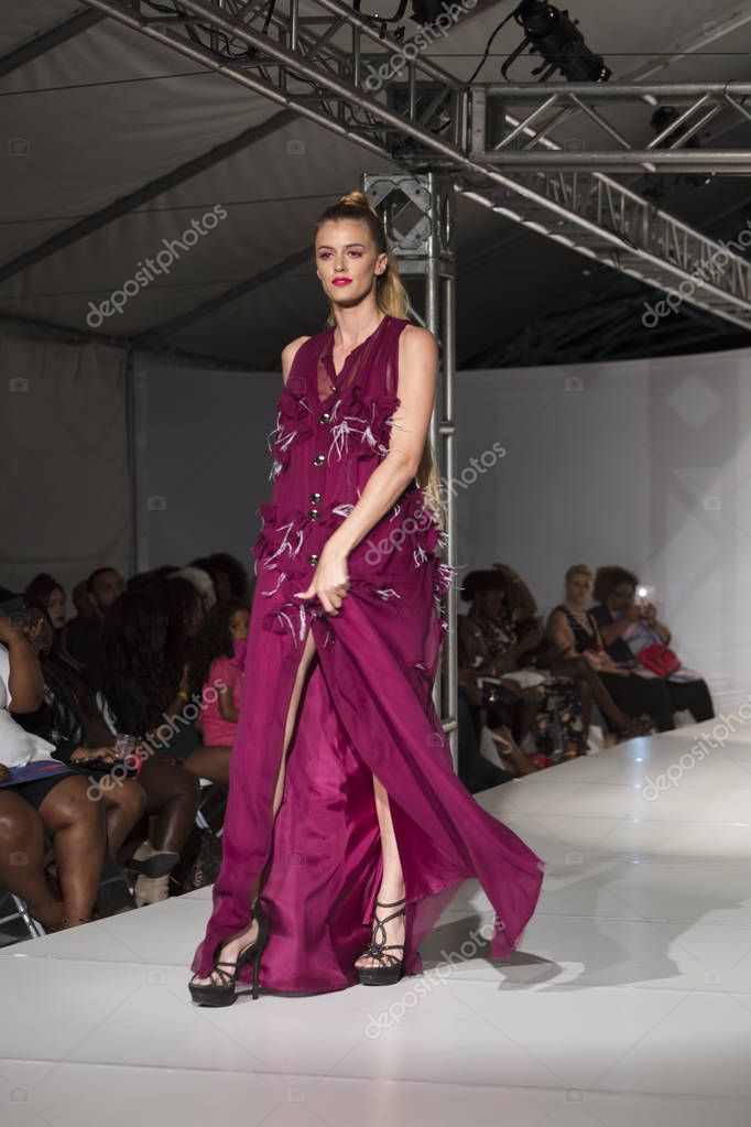 Una modelo camina por la pasarela para el diseñador Garry Desyin