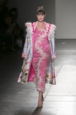 Bir modeli pist Nyfw bahar yaz 2018 sırasında Konseyi, kalkınan Amerikan moda tasarımcıları Frances Jerad Pier 59 Studios New York'ta 10 Eylül 2017 üzerinde featuring Caafd için yürüyor