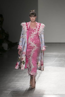 Bir modeli pist Nyfw bahar yaz 2018 sırasında Konseyi, kalkınan Amerikan moda tasarımcıları Frances Jerad Pier 59 Studios New York'ta 10 Eylül 2017 üzerinde featuring Caafd için yürüyor
