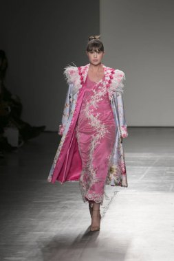 Bir modeli pist Nyfw bahar yaz 2018 sırasında Konseyi, kalkınan Amerikan moda tasarımcıları Frances Jerad Pier 59 Studios New York'ta 10 Eylül 2017 üzerinde featuring Caafd için yürüyor