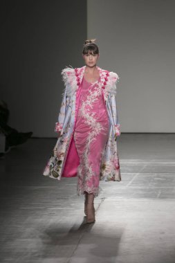 Bir modeli pist Nyfw bahar yaz 2018 sırasında Konseyi, kalkınan Amerikan moda tasarımcıları Frances Jerad Pier 59 Studios New York'ta 10 Eylül 2017 üzerinde featuring Caafd için yürüyor