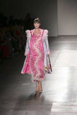 Bir modeli pist Nyfw bahar yaz 2018 sırasında Konseyi, kalkınan Amerikan moda tasarımcıları Frances Jerad Pier 59 Studios New York'ta 10 Eylül 2017 üzerinde featuring Caafd için yürüyor