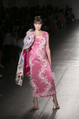 Bir modeli pist Nyfw bahar yaz 2018 sırasında Konseyi, kalkınan Amerikan moda tasarımcıları Frances Jerad Pier 59 Studios New York'ta 10 Eylül 2017 üzerinde featuring Caafd için yürüyor