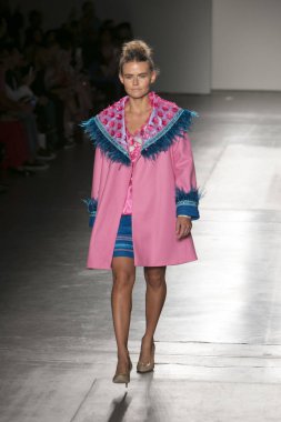 Bir modeli pist Nyfw bahar yaz 2018 sırasında Konseyi, kalkınan Amerikan moda tasarımcıları Frances Jerad Pier 59 Studios New York'ta 10 Eylül 2017 üzerinde featuring Caafd için yürüyor