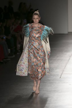 Bir modeli pist Nyfw bahar yaz 2018 sırasında Konseyi, kalkınan Amerikan moda tasarımcıları Frances Jerad Pier 59 Studios New York'ta 10 Eylül 2017 üzerinde featuring Caafd için yürüyor