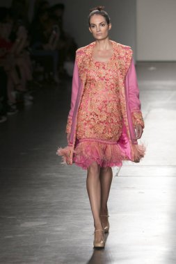 Bir modeli pist Nyfw bahar yaz 2018 sırasında Konseyi, kalkınan Amerikan moda tasarımcıları Frances Jerad Pier 59 Studios New York'ta 10 Eylül 2017 üzerinde featuring Caafd için yürüyor