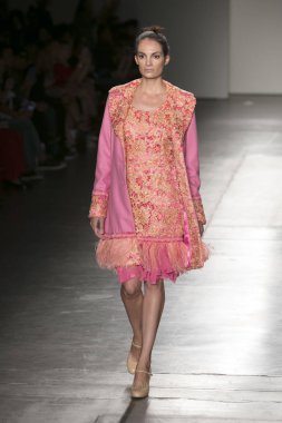 Bir modeli pist Nyfw bahar yaz 2018 sırasında Konseyi, kalkınan Amerikan moda tasarımcıları Frances Jerad Pier 59 Studios New York'ta 10 Eylül 2017 üzerinde featuring Caafd için yürüyor