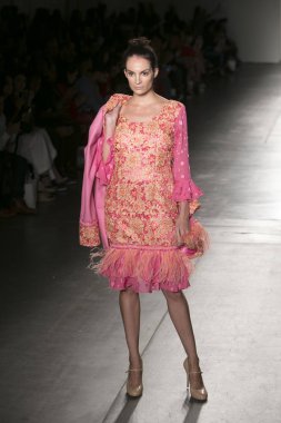 Bir modeli pist Nyfw bahar yaz 2018 sırasında Konseyi, kalkınan Amerikan moda tasarımcıları Frances Jerad Pier 59 Studios New York'ta 10 Eylül 2017 üzerinde featuring Caafd için yürüyor